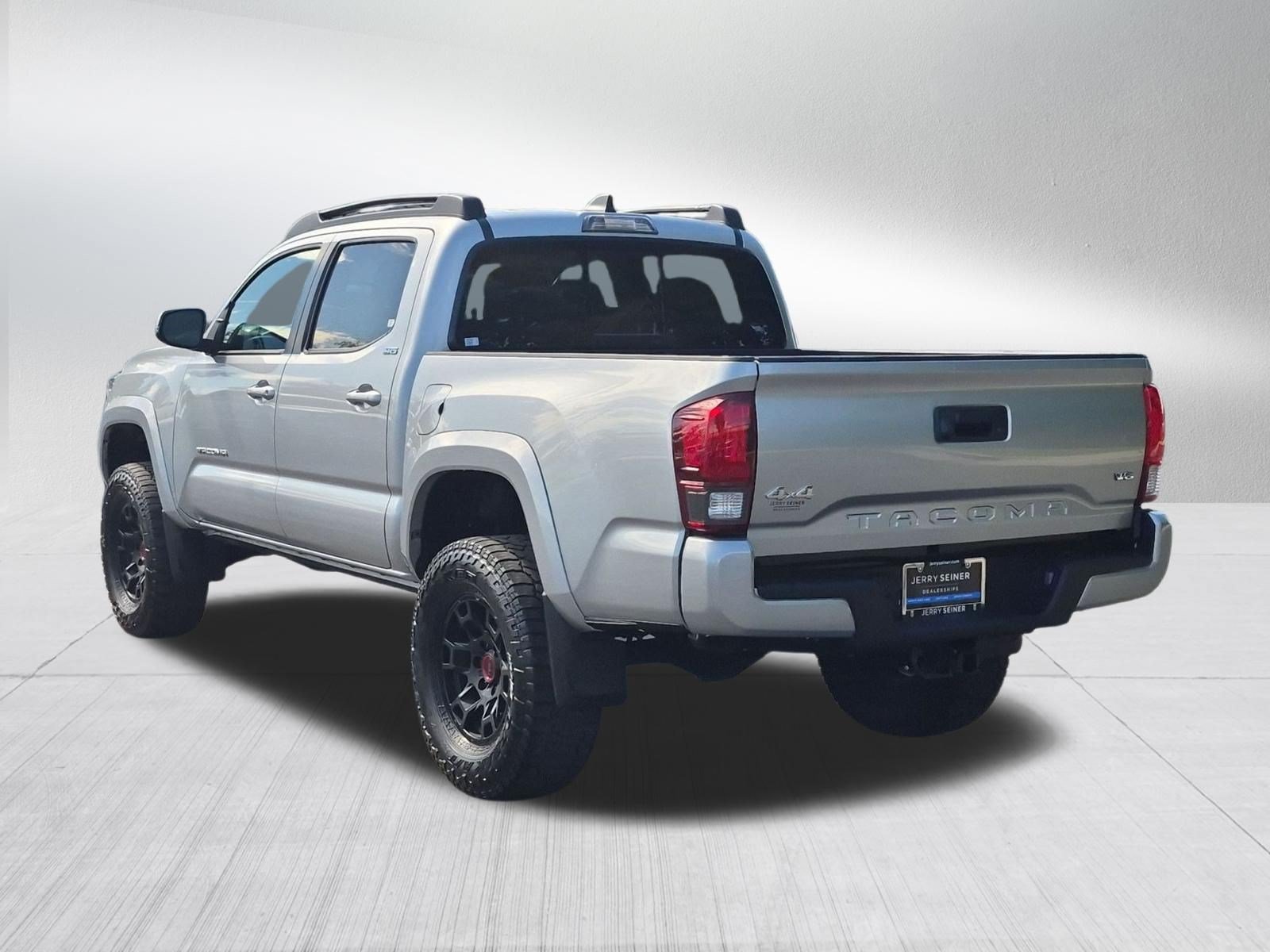Used 2022 Toyota Tacoma SR5 w/ Technology Package AWD/4WD image 3