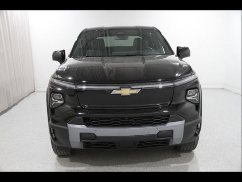 Used 2025 Chevrolet Silverado EV LT image 2