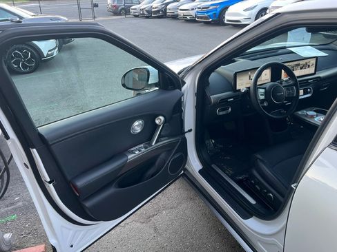 Used 2023 Genesis GV60 Advanced image 9