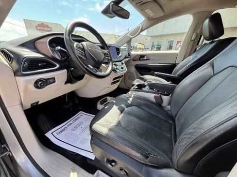 Used 2019 Chrysler Pacifica Touring-L Plus FWD image 11