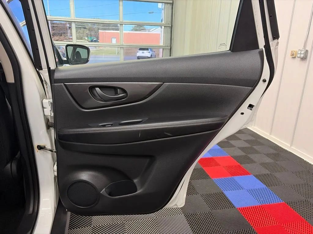 Used 2019 Nissan Rogue S FWD image 17