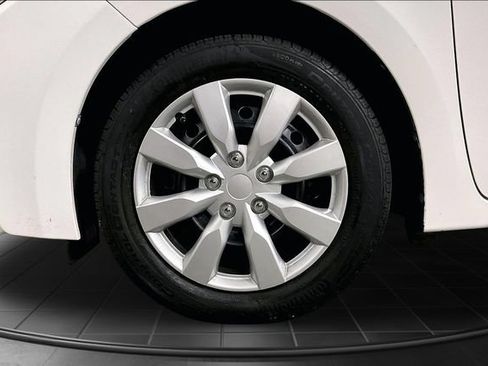 Used 2015 Toyota Corolla LE FWD image 9