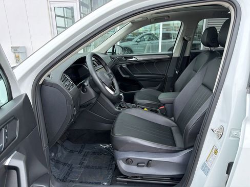 Certified 2022 Volkswagen Tiguan SE w/ Panoramic Sunroof Package AWD/4WD image 11