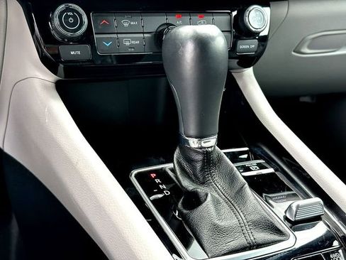 Used 2024 Jeep Compass Latitude AWD/4WD image 17