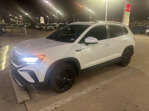 Used 2024 Volkswagen Taos SE image 1