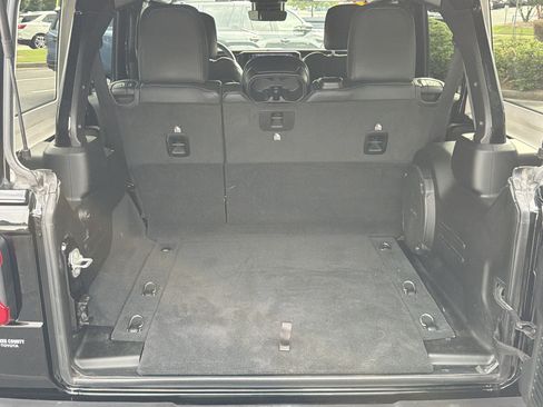 Used 2024 Jeep Wrangler Unlimited Sahara w/ Technology Group AWD/4WD image 9