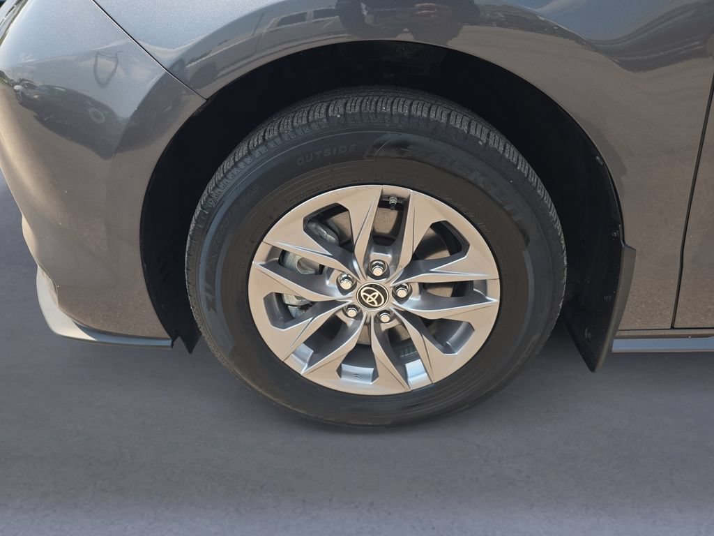 Used 2025 Toyota Sienna XLE w/ XLE Plus Package FWD image 10