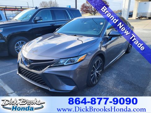 Used 2020 Toyota Camry SE image 1
