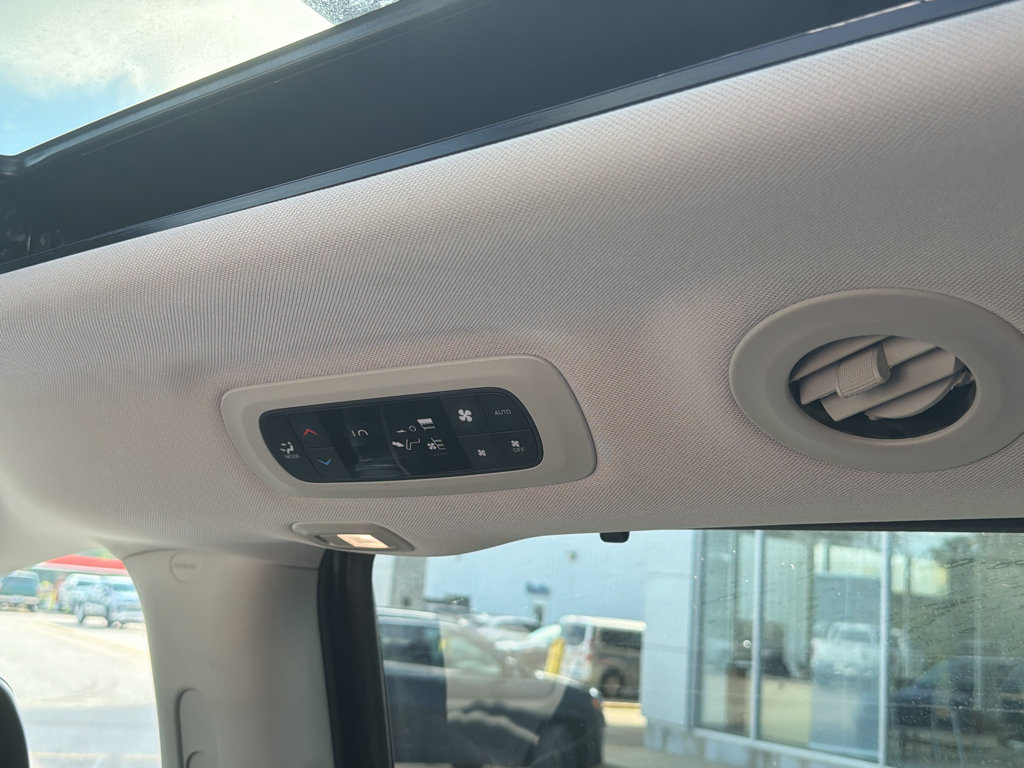 Used 2023 Chrysler Pacifica Limited FWD image 20