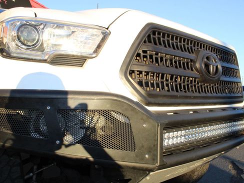 Used 2016 Toyota Tacoma TRD Off-Road image 5