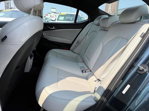 Certified 2025 Genesis G70 2.5T AWD/4WD image 11