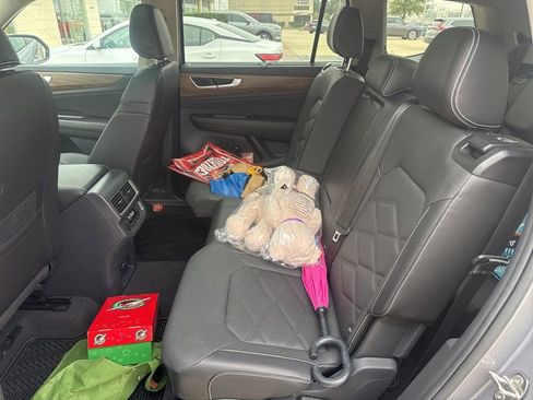 Used 2024 Volkswagen Atlas SE w/ Panoramic Sunroof Package image 10