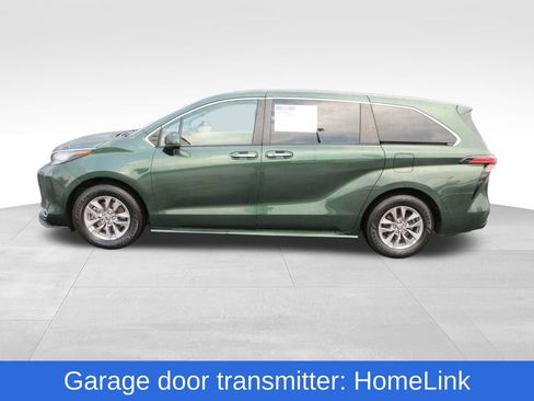 Used 2022 Toyota Sienna XLE AWD/4WD image 2