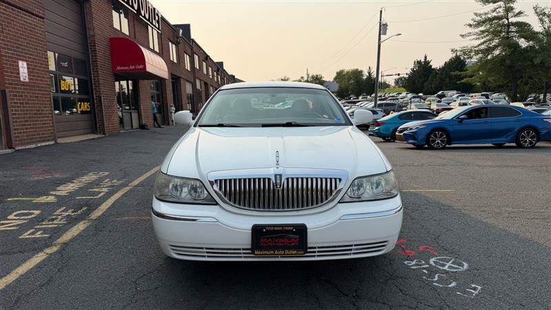 Used 2003 Lincoln Town Car Executive RWD image 2