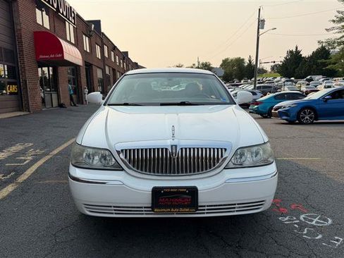 Used 2003 Lincoln Town Car Executive RWD image 2