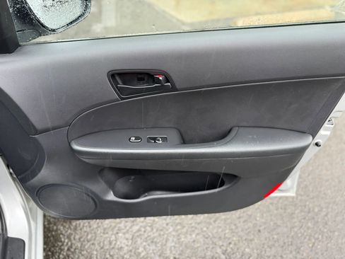 Used 2010 Hyundai Elantra GLS FWD image 17