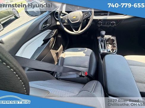 Used 2025 Chevrolet Trax LT FWD image 12