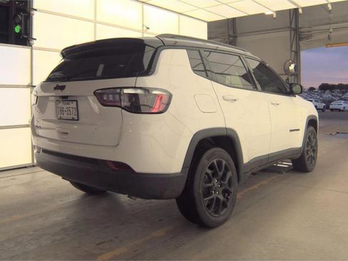 Used 2023 Jeep Compass Latitude w/ Convenience Group AWD/4WD image 3