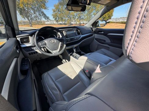 Used 2017 Toyota Highlander XLE image 24