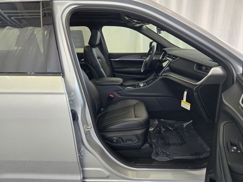 New 2025 Jeep Grand Cherokee L Limited w/ Trailer Tow Package image 29