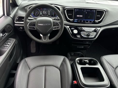 New 2026 Chrysler Pacifica Select image 11