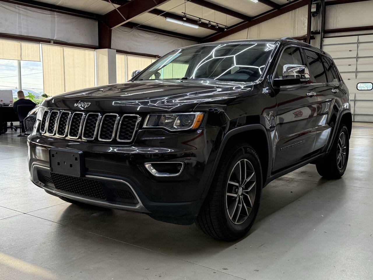 Used 2017 Jeep Grand Cherokee Limited w/ Trailer Tow Group IV AWD/4WD image 4