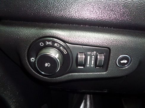 Used 2015 Chrysler 200 S image 24