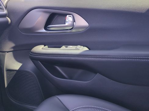 New 2026 Chrysler Pacifica Select FWD image 16