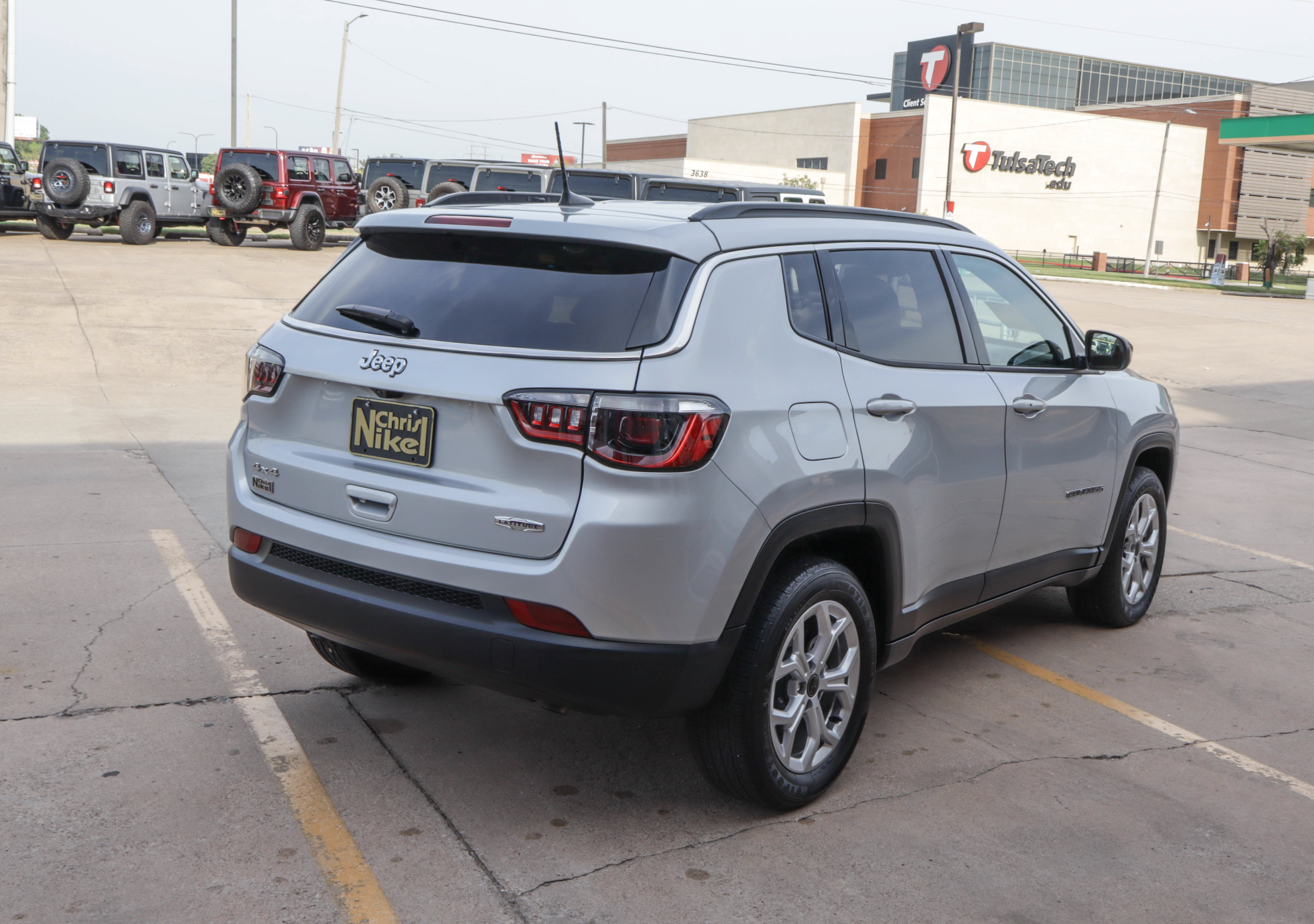 Used 2025 Jeep Compass Latitude AWD/4WD image 5