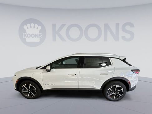 New 2026 Chevrolet Equinox EV LT image 2