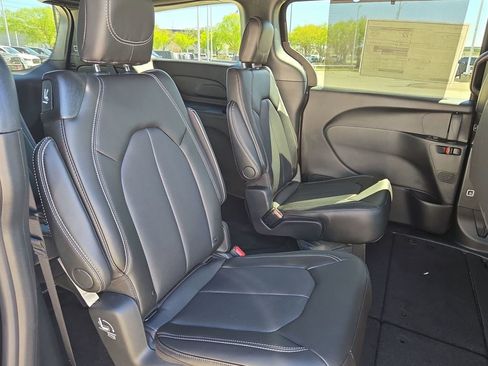 New 2026 Chrysler Pacifica Select image 25
