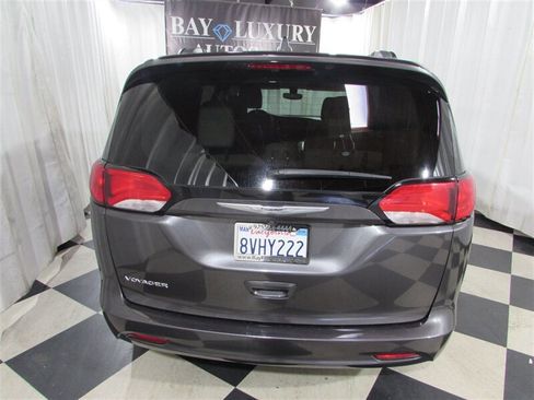 Used 2021 Chrysler Voyager Lxi image 9