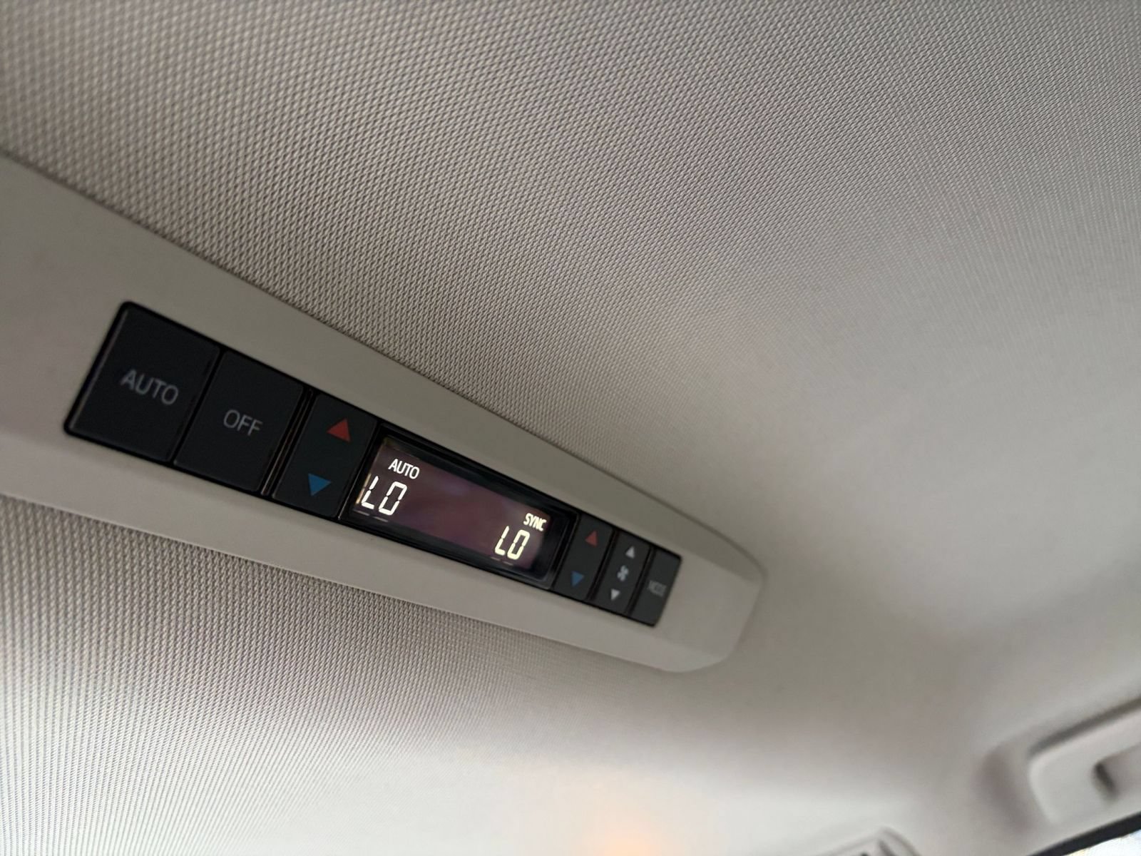 Used 2025 Toyota Sienna XLE FWD image 24