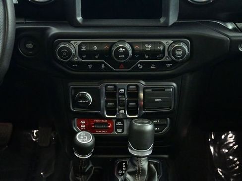 Used 2022 Jeep Wrangler Unlimited Rubicon w/ Trailer Tow Package AWD/4WD image 36