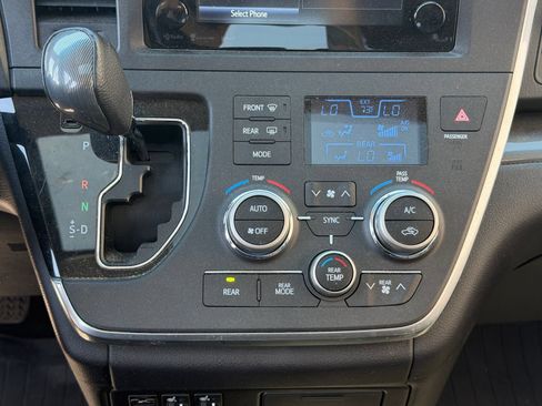Used 2017 Toyota Sienna SE FWD image 10
