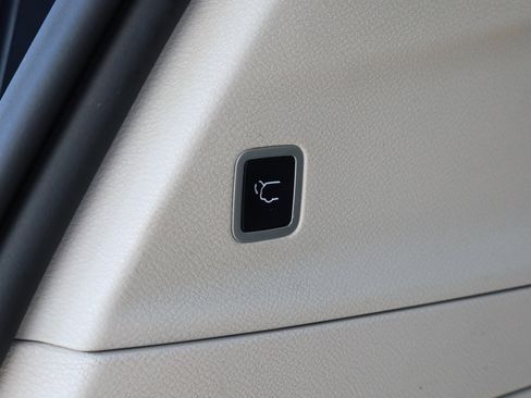 Used 2023 Chrysler Pacifica Touring-L image 19