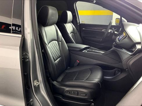 Used 2023 Buick Enclave Avenir image 9