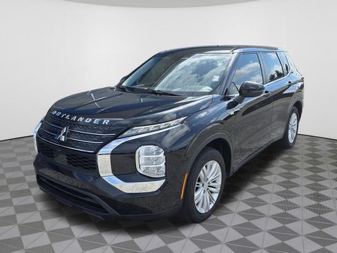 Used 2023 Mitsubishi Outlander ES FWD image 2