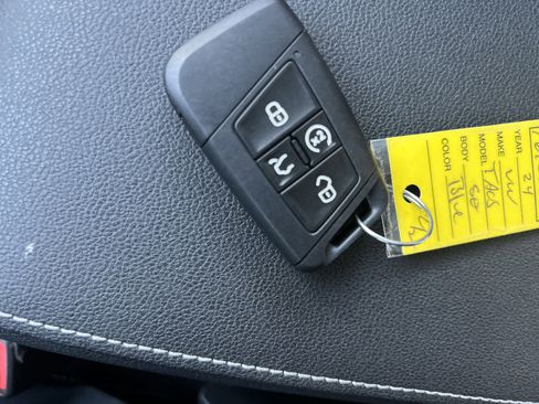 Certified 2024 Volkswagen Taos SE w/ Panoramic Sunroof Package image 32