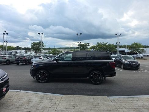 Used 2023 Ford Expedition Limited AWD/4WD image 5