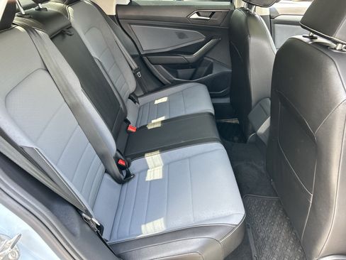 Used 2025 Volkswagen Jetta SE FWD image 11