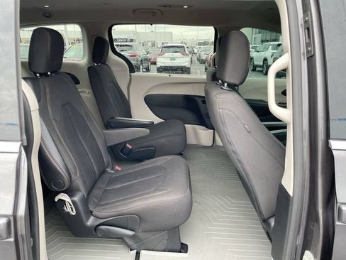 Used 2018 Chrysler Pacifica Touring Plus w/ Tire & Wheel Group FWD image 17