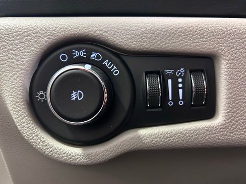Used 2023 Chrysler Pacifica Touring-L FWD image 7