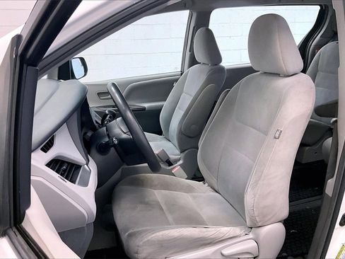 Used 2015 Toyota Sienna L image 14