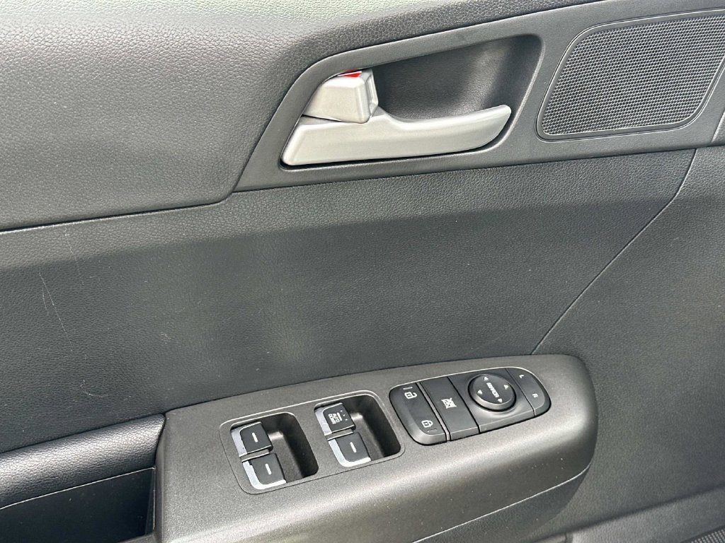 Used 2018 Kia Sportage LX AWD/4WD image 16