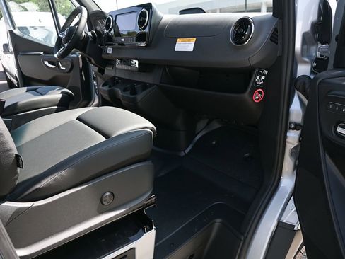 Used 2025 Mercedes-Benz Sprinter 2500 image 21