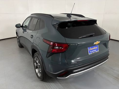 Used 2025 Chevrolet Trax LT FWD image 6