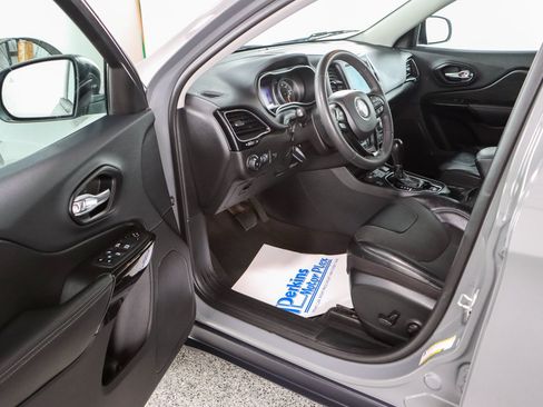 Used 2023 Jeep Cherokee Altitude Lux AWD/4WD image 3