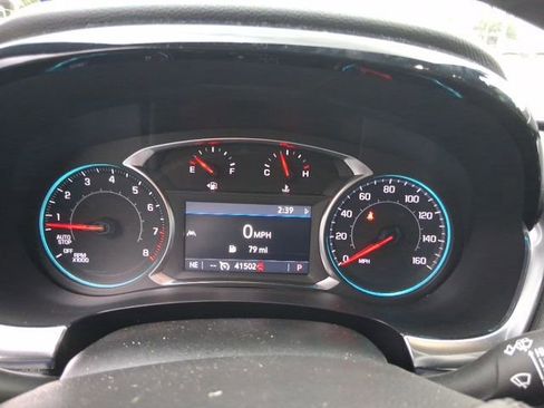 Used 2023 Chevrolet Traverse LT w/ Rear Camera Mirror Package FWD image 22