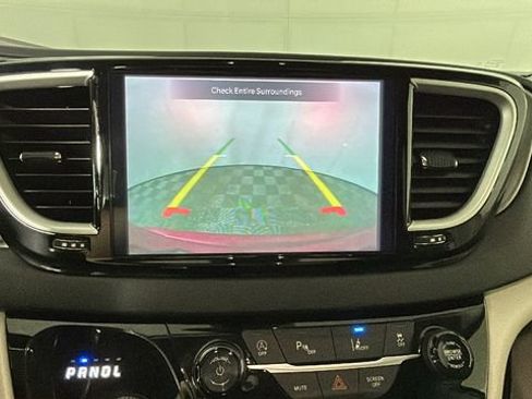 Used 2023 Chrysler Pacifica Touring-L FWD image 24